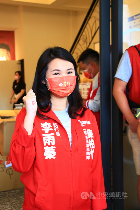 台灣基進立委陳柏惟罷免案23日通過,外傳陳柏惟團隊執行長李雨蓁(圖)將參加補選,她表示,這部分還沒有跟團隊討論,但對於參選她不會害怕、不會畏戰。中央社記者蘇木春攝 110年10月24日