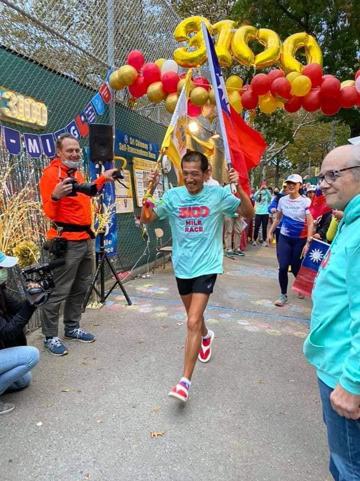 58歲的台灣超馬好手羅維銘在紐約參加為期52天、3100英里的超馬挑戰賽,他24日拿著國旗、穿著人字拖衝向終點拿下第2名,提前3天完賽。(圖取自facebook.com/LO.WE.MI)