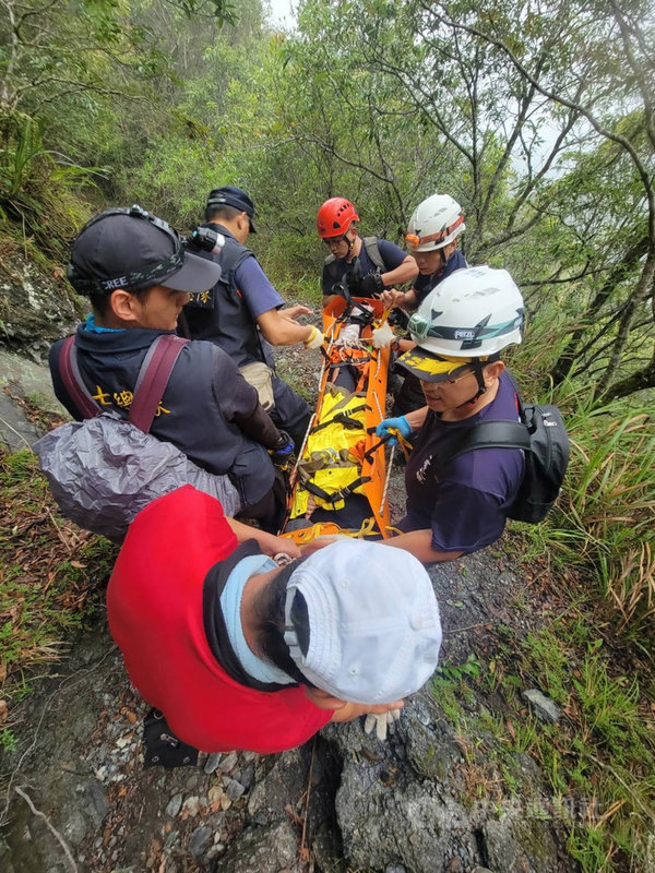 太魯閣國家公園內錐麓古道3公里處24日發生落石砸傷女登山客腳掌意外,警消獲報出動10人前往救援,以人力輪流搬運下山。(花蓮縣消防局提供)中央社記者李先鳳傳真 110年10月24日
