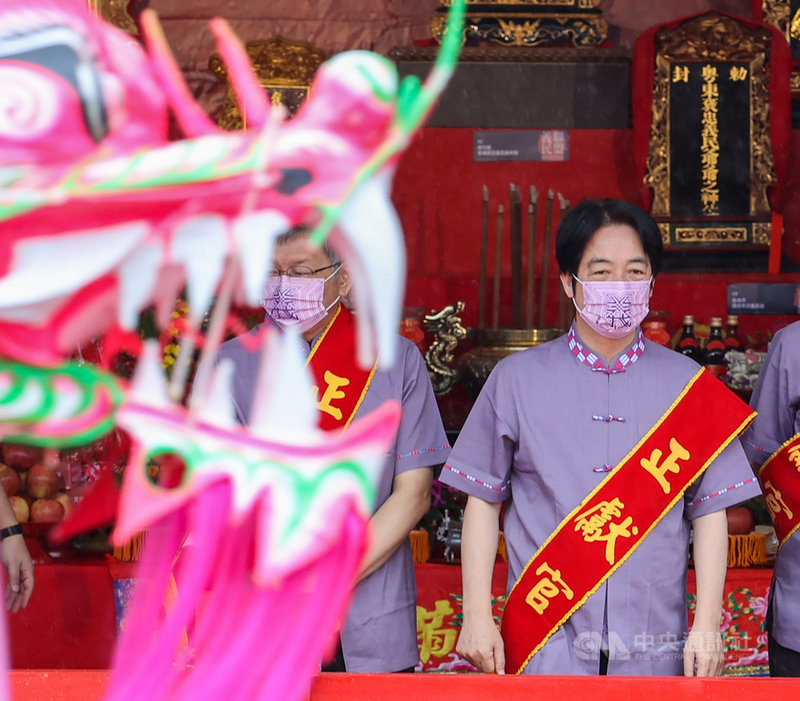2021台北客家義民嘉年華主祭大典24日登場,台北市長柯文哲(左)、副總統賴清德(右)出席並觀賞節目演出。中央社記者鄭清元攝 110年10月24日