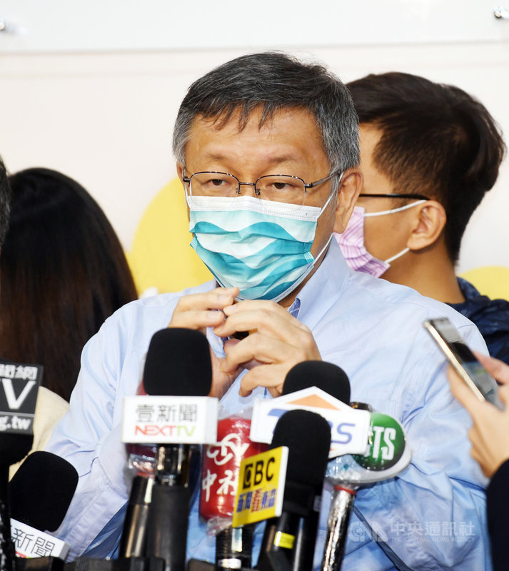台中市第2選區立委陳柏惟罷免案通過,對於民眾黨是否會派人參加補選,民眾黨主席柯文哲(中)24日受訪表示,投票結果出爐後,黨內臨時找不到適合人選參與補選,應該會從明年議員選舉開始準備。中央社記者施宗暉攝 110年10月24日