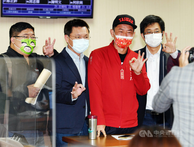 台灣基進立委陳柏惟(右2)罷免案23日投票通過,陳柏惟25日現身立法院,民進黨立委蔡易餘(左起)、趙天麟、蔡適應(右)前來致意並合影打氣。中央社記者施宗暉攝 110年10月25日