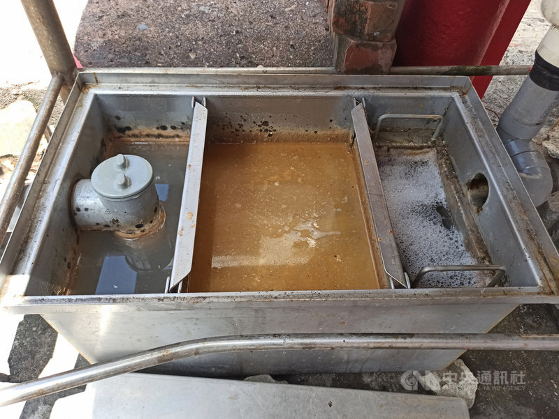綠島觀光人數逐年增加,餐飲廢水油污量驚人,台東縣環保局輔導當地餐飲業者裝設「油脂截留器」,維護海域乾淨水質。(台東縣政府提供)中央社記者李先鳳傳真 110年10月25日
