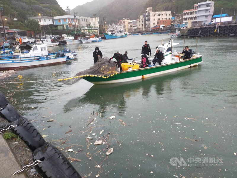 新北市鼻頭漁港罕見出現小海豹,市府動保處25日清晨派出潛水員下水施救,卻見小海豹敏捷游出漁港,順利回到大海。(新北市政府動物保護防疫處提供)中央社記者沈佩瑤新北傳真 110年10月25日