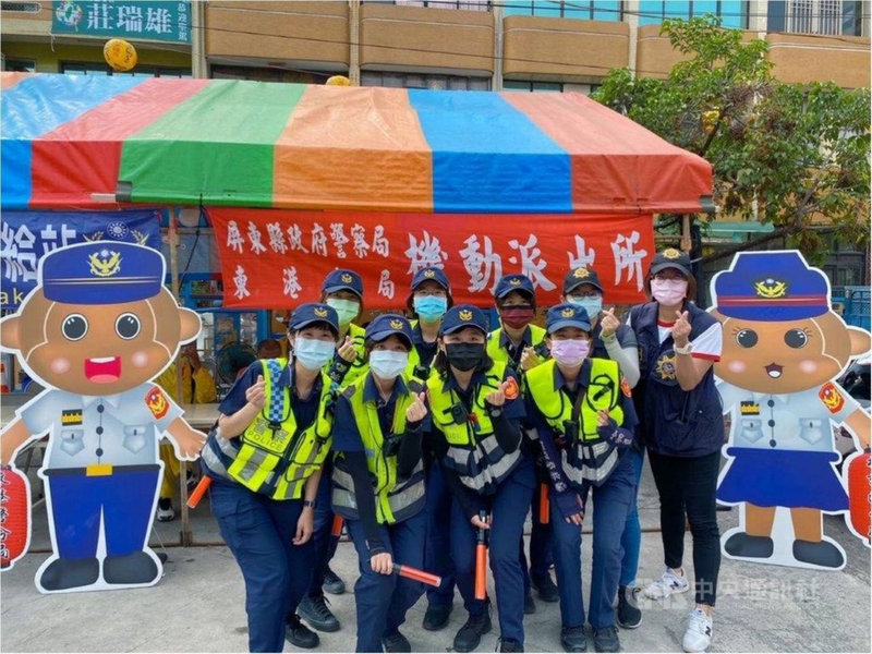3年1科屏東東港鎮東隆宮迎王平安祭24日展開,將持續至31日,東港警分局出動500人次人力維持秩序,並成立「女警服務隊」專勤在東隆宮等人潮聚集地服務,為美麗的東港鎮及廟會文化活動提升更好的形象。(東港警分局提供)中央社記者郭芷瑄傳真 110年10月25日