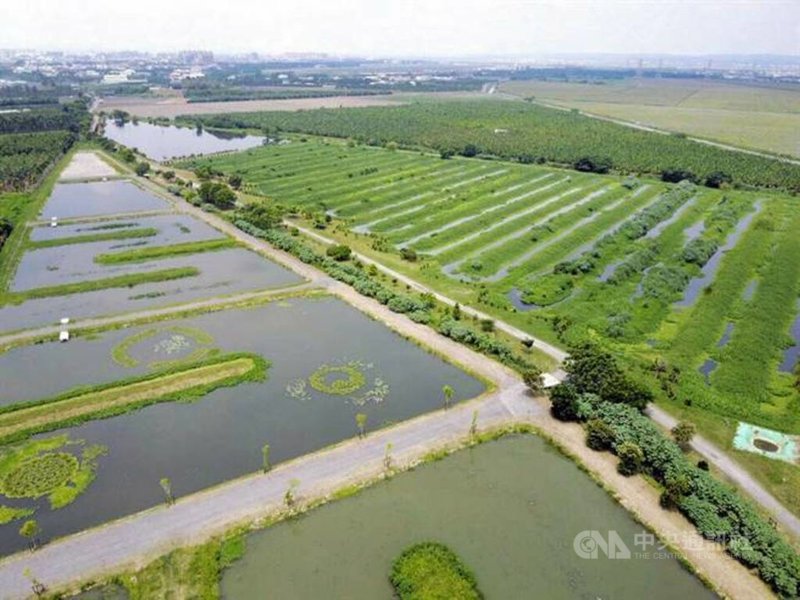 萬年溪是貫串穿屏東市中心的重要河川,為屏東市「生命之河」,然而過去沿岸生活污水、畜牧廢水等污染物排入崇蘭舊圳,導致水質嚴重惡化。為改善河川污染並提供沿岸居民良好的生活品質,屏東縣政府於萬年溪上游設置6處人工濕地。(屏東縣政府提供)中央社記者洪學廣傳真 110年10月25日