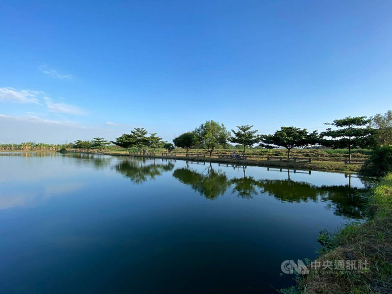 萬年溪是貫串穿屏東市中心的重要河川,整治前水質嚴重不良,曾有「萬年臭」惡名;近年來在縣府團隊努力下,整治成效有目共睹,未來水質也將朝向輕度污染目標前進。(屏東縣政府提供)中央社記者洪學廣傳真 110年10月25日
