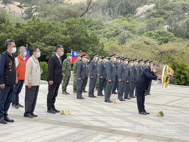古寧頭戰役72週年紀念日,國防部長邱國正(右)25日率員到金門太武山公墓主持追思祭祀典禮。金門縣長楊鎮浯(左4)表示,每年公祭代表金門鄉親對這段歷史的刻骨銘心,希望藉由這段歷史,喚醒國人對和平的渴望並追求和平。中央社記者黃慧敏攝 110年10月25日