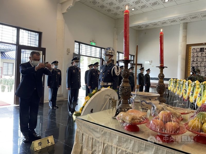 古寧頭戰役72週年紀念日,國防部長邱國正(左)25日率員到金門太武山公墓主持追思祭祀典禮,表達對革命先烈和陣公亡將士的哀悼與緬懷。中央社記者黃慧敏攝 110年10月25日