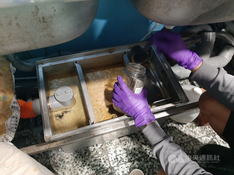 由於綠島餐飲業者排放的廢污水油脂含量高,為確保島上的污水處理設施能正常運作,台東縣政府辦理「綠島鄉中南寮聚落污水自然淨化保育計畫」,輔導當地餐飲業者裝設「油脂截留器」。(台東縣政府提供)中央社記者李先鳳傳真 110年10月25日
