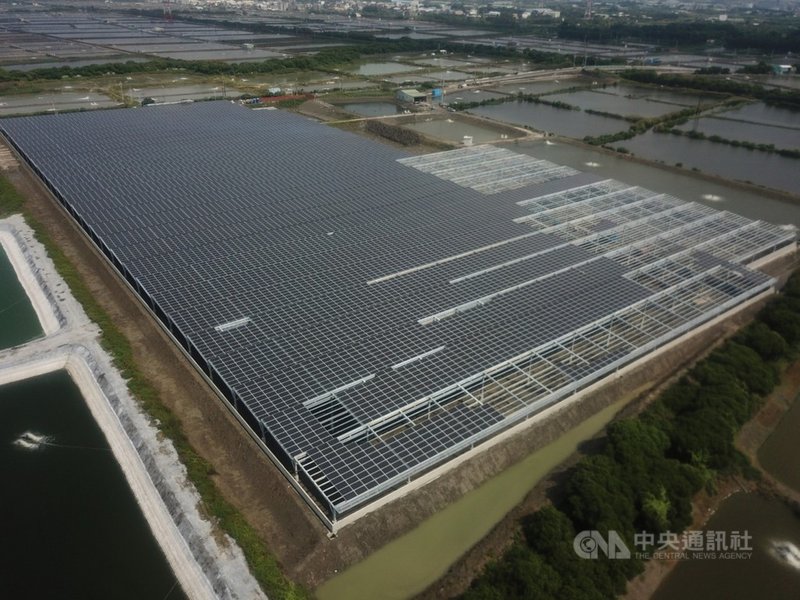 高雄市政府海洋局25日表示,漁電共生可加速推動區域達2767.09公頃,佔全市魚塭總面積達71.29%,將透過流程簡化效率加速推動,2022年底達成210MW設置目標。(高雄市政府海洋局提供)中央社記者洪學廣傳真 110年10月25日