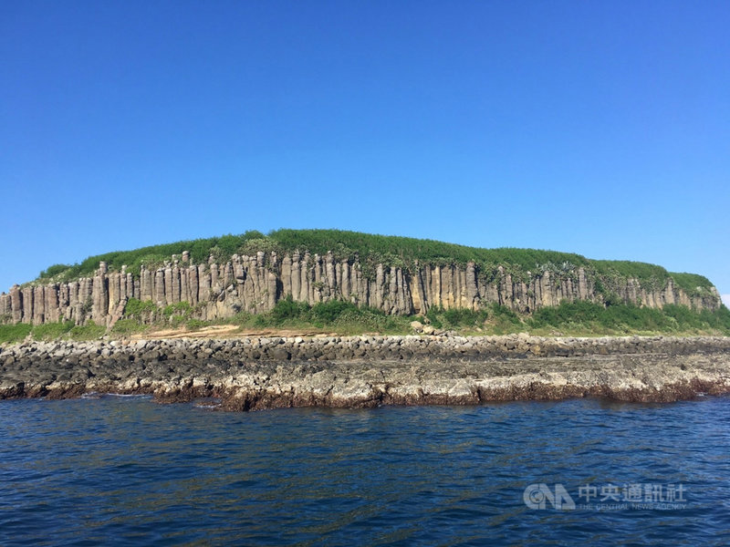 澎湖玄武岩地質景觀具國際級水準,澎湖縣長賴峰偉25日表示,縣府爭取澎湖成為國家級地質公園,並加強旅遊推廣、解說員研習等,盼讓更多人看見澎湖地質瑰寶。圖為虎井嶼的柱狀玄武岩。(澎湖縣政府提供)中央社 110年10月25日