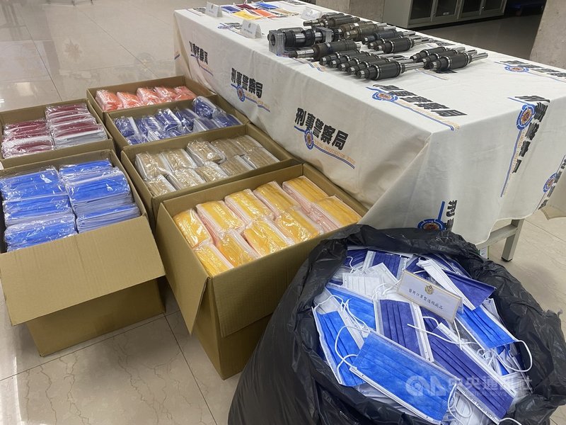 以44歲姚女為首的地下工廠非法產製雙鋼印口罩,警方當場查扣非法印有Made In Taiwan 及MD字樣醫用口罩成品(裸包)共計47萬2300片,以及刻有Made In Taiwan 及MD字樣雙鋼印模具19支、醫用口罩製造瑕疵品等證物。中央社記者黃麗芸攝 110年10月25日