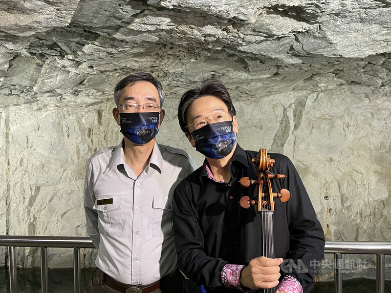金門國家公園管理處處長鄭瑞昌(左)和藝術總監、大提琴家張正傑(右)25日宣布,2021年金門坑道音樂節11月27、28日在翟山坑道舉行,11月1日起開放網路售票。中央社記者黃慧敏攝 110年10月25日