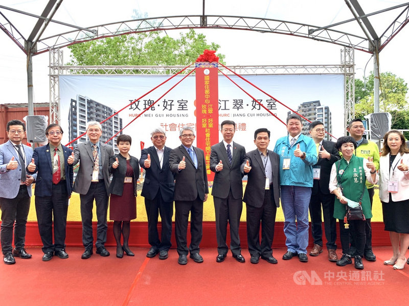國家住都中心25日在新北市板橋區舉行玫瑰好室與江翠好室的社宅開工典禮。國家住都中心代理董事長花敬群(左6)、財政部國產署署長曾國基(左5)、國家住都中心執行長黃景茂(左8)都親自出席。(國家住都中心提供) 中央社記者蘇思云傳真 110年10月25日