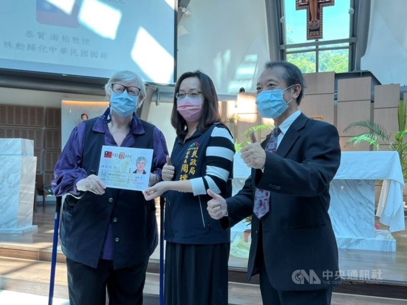 靜宜大學英國語文學系退休的美籍教授海柏(左),來台奉獻英文教育逾40年,經內政部核准殊勳歸化取得中華民國國籍,並落籍台中市成為台中市民。(台中市政府提供)中央社記者郝雪卿傳真 110年10月25日