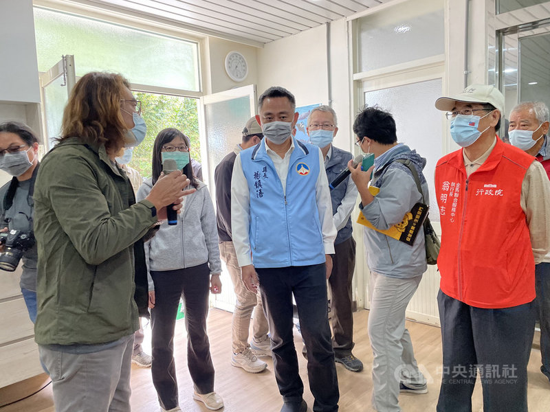 金門縣野生動物救傷站25日揭牌,這是離島首座野生動物救傷站,金門縣野生動物救援暨保育協會理事長陳光耀(前左)向縣長楊鎮浯(中)說明救傷站設備。中央社記者黃慧敏攝 110年10月25日