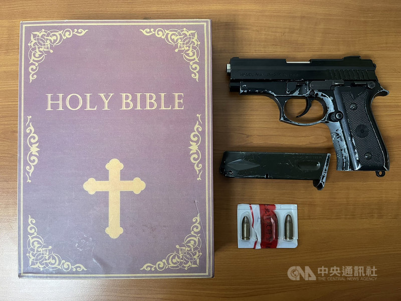 台北市警察局大同分局25日表示,日前獲報指有男子疑持有槍枝要恐嚇取財,經循線追查於當天在中山區吉林路攔查犯嫌徐男所駕車輛,當場起獲藏於聖經盒內的手槍1支、子彈4顆,全案依法送辦。(翻攝照片)中央社記者黃麗芸傳真 110年10月25日