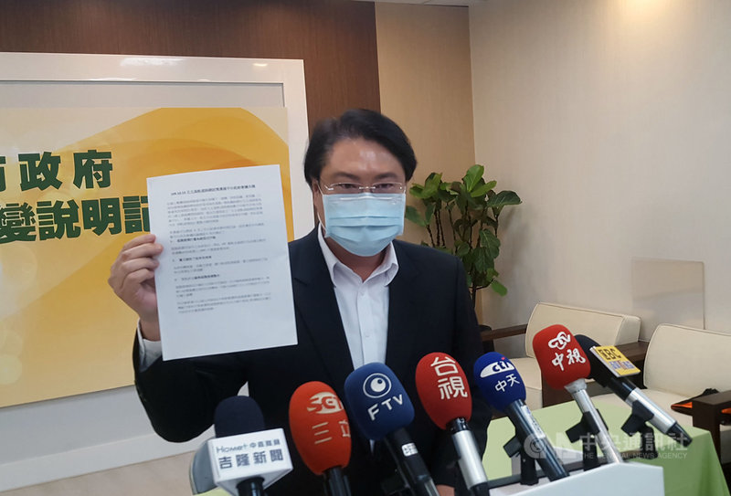 基隆輕軌轉成中運量捷運,台北市長柯文哲說,被找去交通部開4長會議的那一天才突然冒出來。基隆市長林右昌(圖)25日下午在市府舉行記者會,4長會議中確認的5項共識,並指柯文哲說謊。中央社記者王朝鈺攝 110年10月25日
