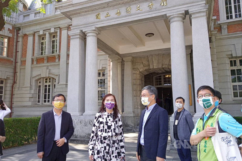 民進黨立委林宜瑾(左2)25日邀集文化部常務次長李連權(左1)等人前往台南,考察國立台灣文學館升格為三級機構後的運作狀況。(林宜瑾服務處提供)中央社記者楊思瑞台南傳真 110年10月25日