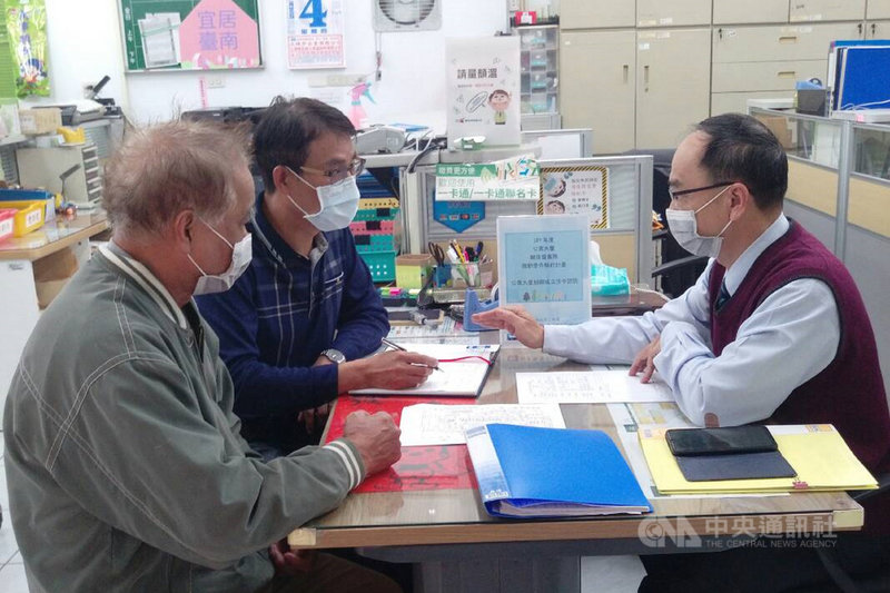 台南市政府工務局輔導公寓大廈成立管理委員會,將自26日起恢復已停辦半年的諮詢櫃台服務。(台南市工務局提供)中央社記者楊思瑞台南傳真 110年10月25日
