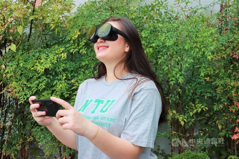 虛擬實境(VR)廠商宏達電25日宣布與台灣大學合作推出國際學生防疫包,隔離的國際學生戴上VR產品後,可以馬上體驗台大森林遊樂課程學生製作的多個台灣VR體驗教材。(宏達電提供)中央社記者吳家豪傳真 110年10月25日
