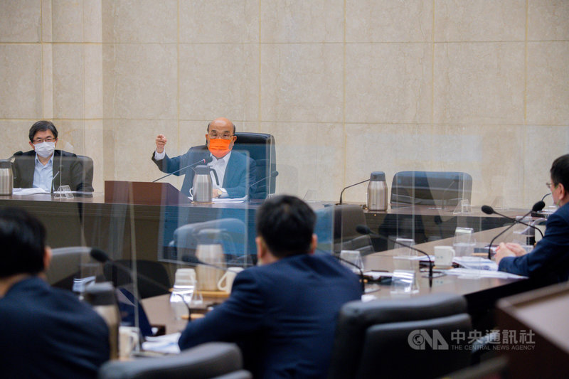 行政院長蘇貞昌(後左2)25日召開擴大防疫會議,討論國內外疫情概況與疫苗施打情形等議題。(行政院提供)中央社記者陳俊華傳真 110年10月25日