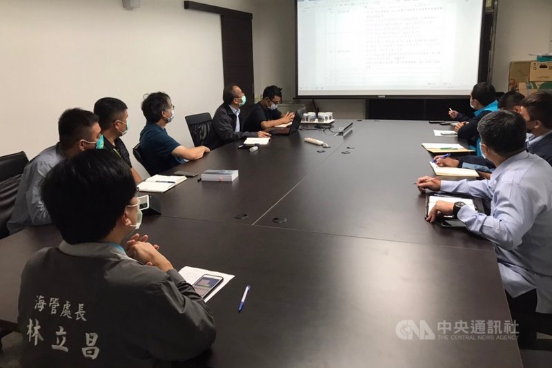 中油桃園煉油廠24日在竹圍外海發生浮筒卸油平台蛇管漏油事件,桃市府海管處25日表示,這次漏油量約0.5公秉原油,已邀中油等開緊急應變會議,中油已派工作船止漏、圍堵及清污,污染程度初步已獲控制。(桃園市政府提供)中央社記者吳睿騏桃園傳真 110年10月25日