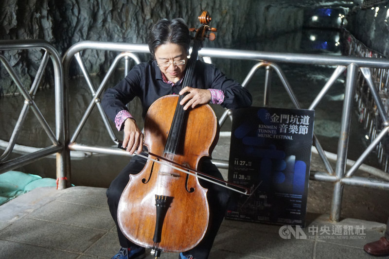 金門坑道音樂節將於11月27、28日登場,11月1日起開放網路售票。藝術總監、大提琴家張正傑25日表示,翟山坑道是渾然天成的音箱,國際樂壇驚為天人,坑道音樂節是一生必聽的音樂會。中央社記者黃慧敏攝 110年10月25日