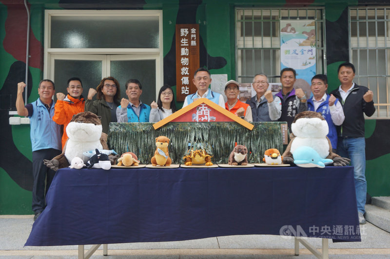 金門縣野生動物救傷站25日舉行揭牌開幕儀式,縣長楊鎮浯(中)出席表示,昔日保衛人民的軍營,變身今日保護野生動物第一線的急診救傷站,相當有意義。中央社記者黃慧敏攝 110年10月25日