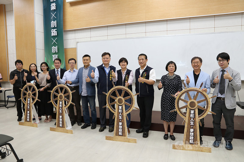 台中市政府委託中興大學執行「台中市創新創業育苗資源共享平台輔導計畫」,透過結合中部8所大專院校組成的共享平台,啟動校際創業資源交流共享,25日在中興大學舉行結業式。中央社記者郝雪卿攝 110年10月25日