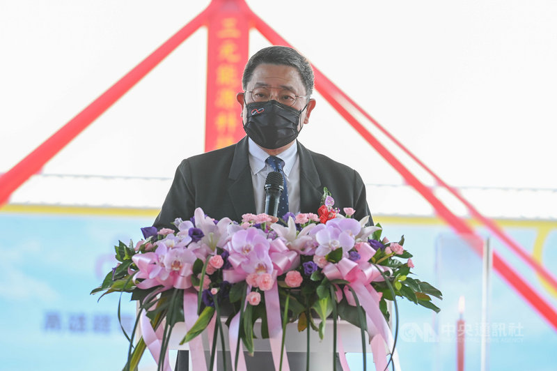 台泥高雄小港鋰電池工廠25日舉辦動土典禮,台泥董事長張安平受訪時表示,贊成實施碳權、碳稅和碳交易,不過,他反對「一刀切下的碳稅」,齊頭式平等恐將降低業者減碳意願,有失美意。(台泥提供)中央社記者蔡芃敏傳真 110年10月25日
