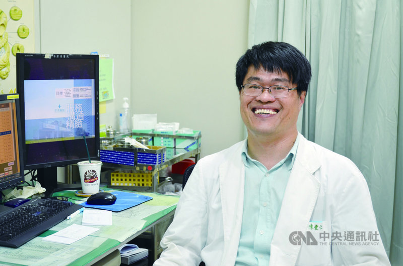 台中市澄清醫院中港院區乳房外科主任陳豐仁25日表示,三陰性乳癌是屬最惡性乳癌,對於荷爾蒙治療或標靶治療都無效;為了癒後結婚生子著想,請患者先做凍卵保存,也搭配停經針劑保護卵巢。(澄清醫院提供)中央社記者郝雪卿傳真 110年10月25日