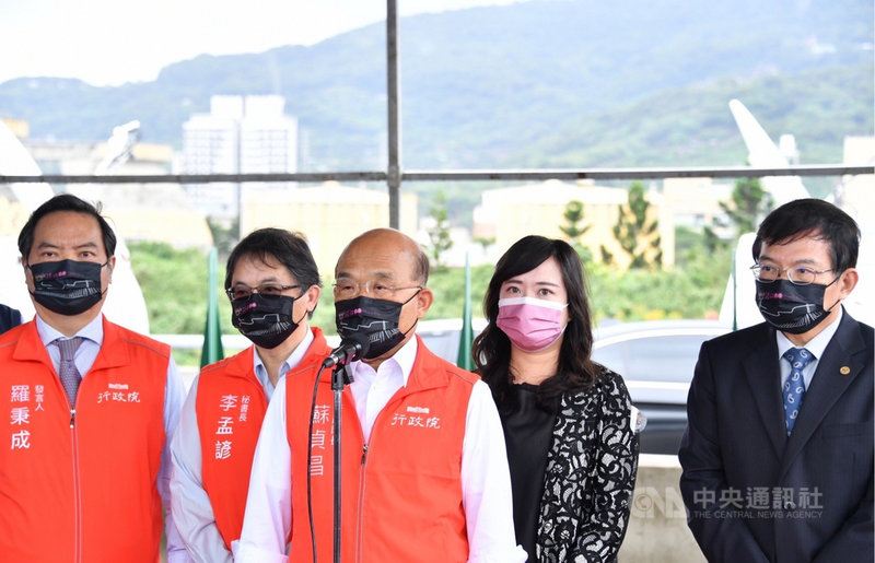 行政院長蘇貞昌(中)25日在交通部長王國材(右1)、前民進黨立委呂孫綾(右2)、行政院秘書長李孟諺(左2)、行政院發言人羅秉成(左1)陪同下,出席「淡江大橋及其連絡道路2K+606~5K+000段新建工程主線」通車典禮。(行政院提供)中央社記者陳俊華傳真 110年10月25日