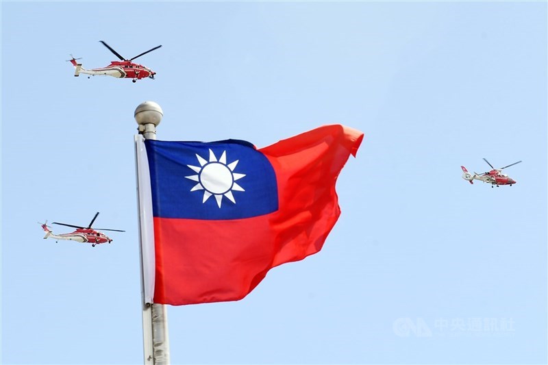 中華民國退出聯合國滿50週年,在中國一再阻撓、打壓下,叩關聯合國仍是一條漫長的路。圖為110年國慶空軍的直升機飛越總統府上空。(中央社檔案照片)