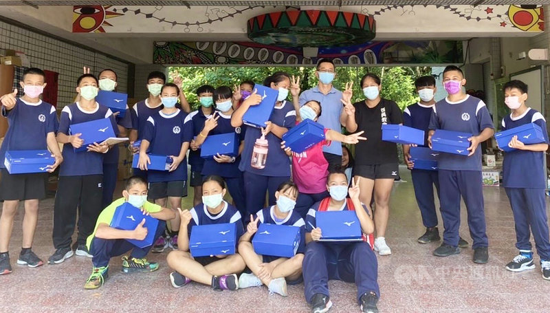 中華民國田徑協會25日捐贈365雙美津濃運動鞋,給高雄市原住民區的那瑪夏、茂林、桃源、寶來等國中師生,鼓勵原住民學生都能在運動場上奔馳,並在運動場上爭取好成績。(高雄市政府提供)中央社記者蔡孟妤傳真 110年10月25日