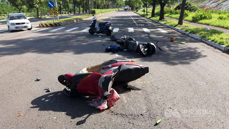 苗栗縣65歲楊姓婦人109年6月騎乘機車,行經苗栗市經國路與維祥街路口違規左轉,導致後方79歲陳姓老翁煞車不及摔車,傷重不治,事後楊婦未認罪也沒有和解,遭依過失致死罪判處有期徒刑10個月。(警方提供)中央社記者管瑞平傳真 110年10月25日