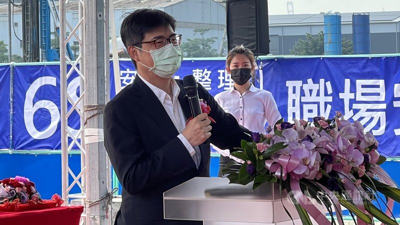 高雄市長陳其邁(前)25日上午出席三元能源科技首座超級電池工廠動土典禮時表示,罷免是民主一部分,對於罷免結果都充分尊重;他反對因為個案修法,但尊重立法院的討論。中央社記者蔡孟妤攝 110年10月25日