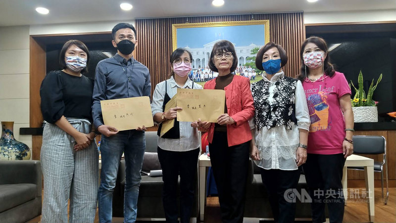 高雄市仁武區一名女嬰日前在保母家中受傷不治,家屬25日前往高雄市議會向議長曾麗燕(右3)、國民黨團總召童燕珍(右2)等人陳情。中央社記者蔡孟妤攝 110年10月25日