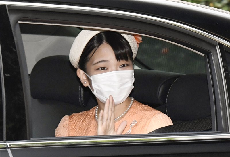 日本皇室真子公主(圖)25日與大學同學小室圭登記結婚前,24日先拜訪祖父母上皇明仁與上皇后美智子報告婚訊。(共同社)