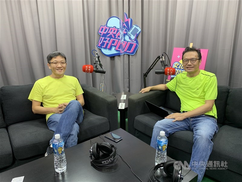 譚光磊(左)上中央社「文化普拉斯」節目,談台灣出版業與出版作品如何行銷到世界。中央社記者張若瑤攝 110年10月25日