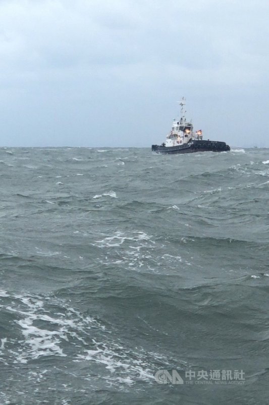 中油桃園煉油廠24日在竹圍外海發生浮筒卸油平台蛇管漏油事件,桃園市政府海岸管理工程處25日表示,已召開緊急應變會議,並完成止漏、圍堵及清污,未來在海象條件允許下,儘速更換蛇管。(桃園市政府提供)中央社記者吳睿騏桃園傳真 110年10月25日