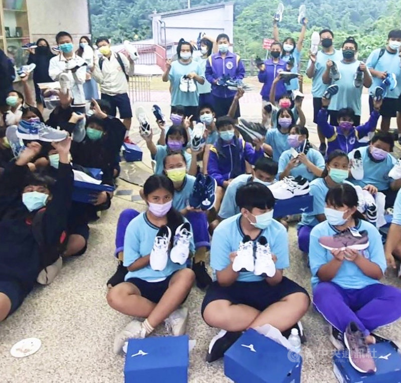 感受到原住民學生對運動的熱情,中華民國田徑協會25日捐贈365雙美津濃運動鞋,給高雄市原住民區的那瑪夏、茂林、桃源、寶來等國中師生,盼支持學生發揮潛能。(高雄市政府提供)中央社記者蔡孟妤傳真 110年10月25日