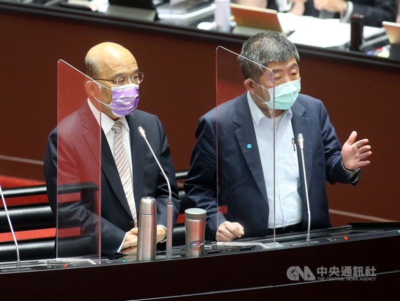 衛福部長陳時中(右)26日與行政院長蘇貞昌(左)在立法院同台備詢,陳時中答詢表示,專家會議在一個月前已經同意AZ疫苗混打mRNA疫苗,因此AZ混打mRNA在11月多可能可以開始。中央社記者郭日曉攝 110年10月26日