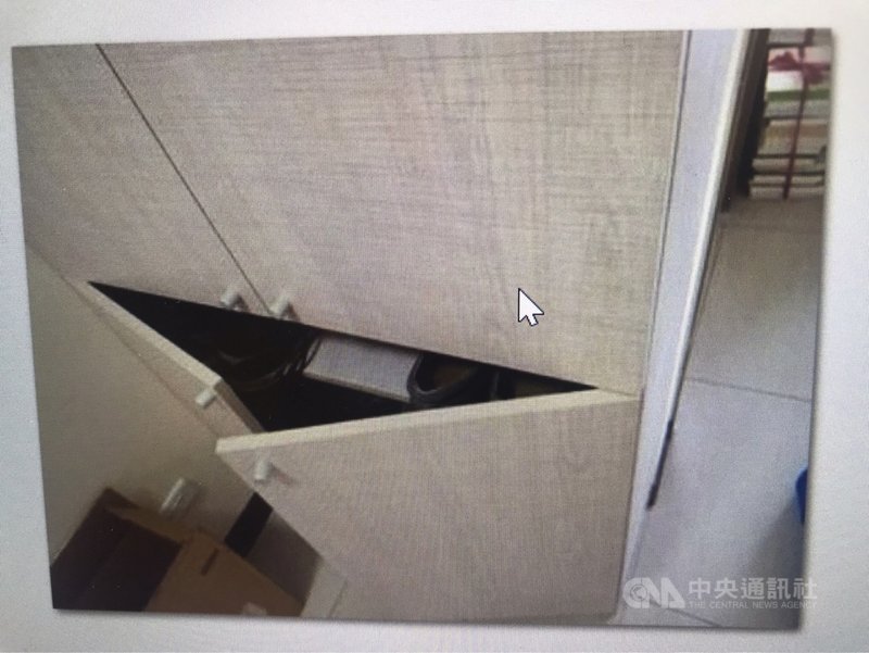 位於北投區磺港路附近的新奇岩社會住宅將開放入住,但住戶點交時發現多項瑕疵,包含鞋櫃過淺,放入一般男鞋後就會無法闔上(圖)、洗衣機無法放進陽台等。(黃郁芬辦公室提供)中央社記者劉建邦傳真 110年10月26日