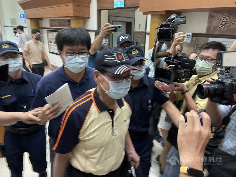 因台開炒股案被判刑4年的前總統陳水扁親家趙玉柱(前中戴帽者),26日上午向台南地檢署報到入監服刑。中央社記者張榮祥台南攝 110年10月26日