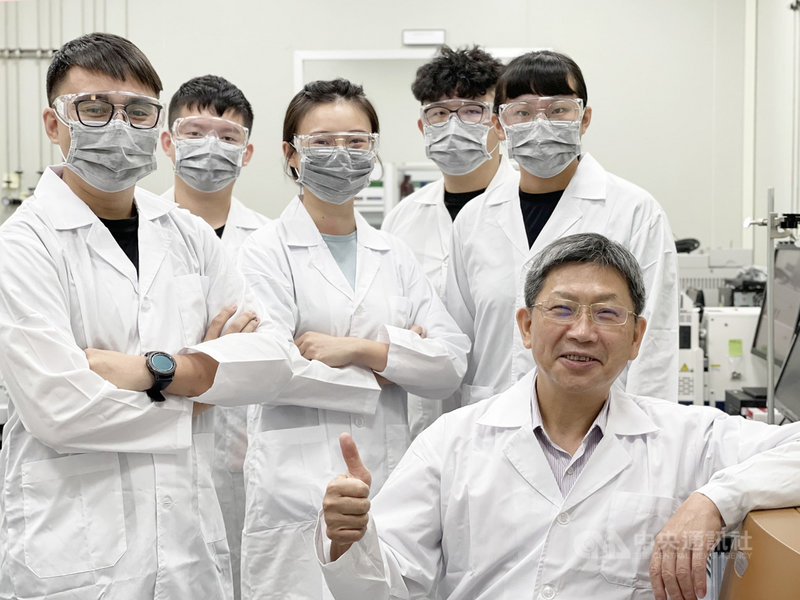 教育部26日公布110年度「國家產學大師獎」名單,雲林科技大學教授徐啟銘(前右)獲得殊榮。(教育部提供)中央社記者陳至中台北傳真 110年10月26日