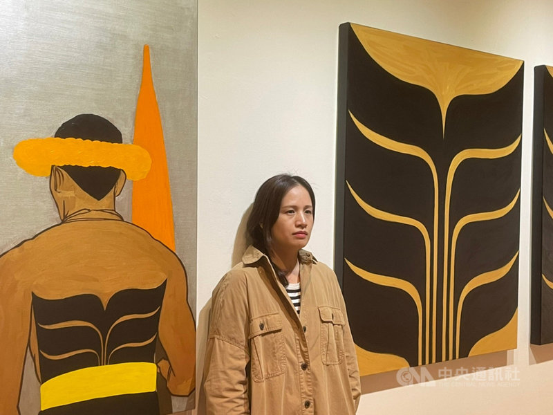 屏東美術館「我們與未來的距離-安力.給怒、宜德思.盧信雙個展」26日登場,展期至111年2月27日,展出2人近50幅作品。圖為宜德思.盧信和她的作品。(屏東縣政府文化處提供)中央社記者郭芷瑄傳真 110年10月26日