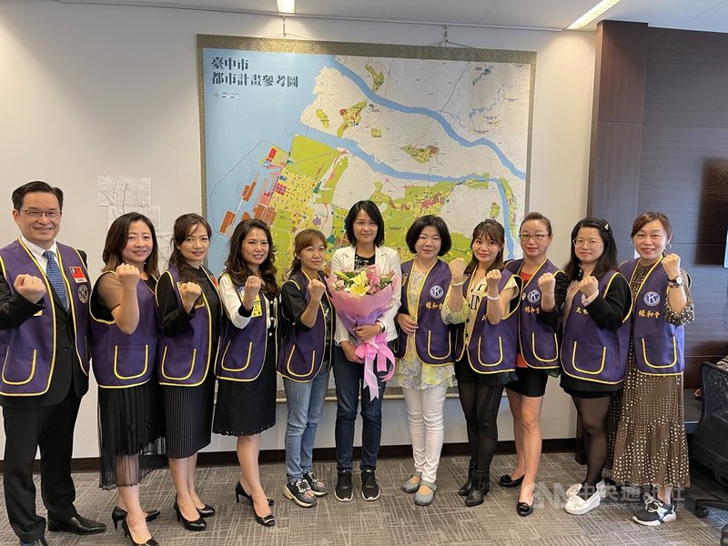 台灣基進立委陳柏惟被罷免,台中市第2選區立委將進行補選,26日有地方人士到台中市議會獻花,勸進民進黨市議員張家銨(右6)承擔責任。中央社記者郝雪卿攝 110年10月26日