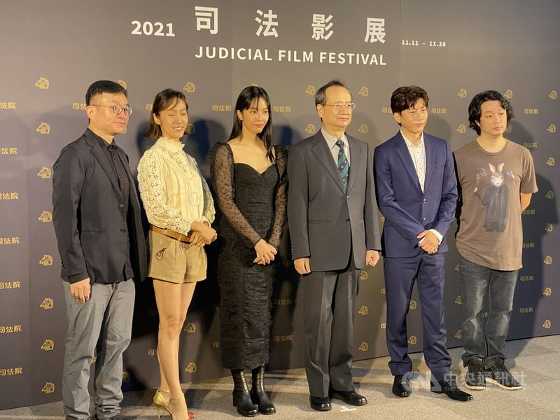 司法院26日舉行「2021司法影展」開幕記者會,院長許宗力(右3)、金馬影展執委會執行長聞天祥(左1)、演員莫子儀(右2)等人皆出席,並於活動會場合影。(司法院提供)中央社記者劉世怡傳真 110年10月26日